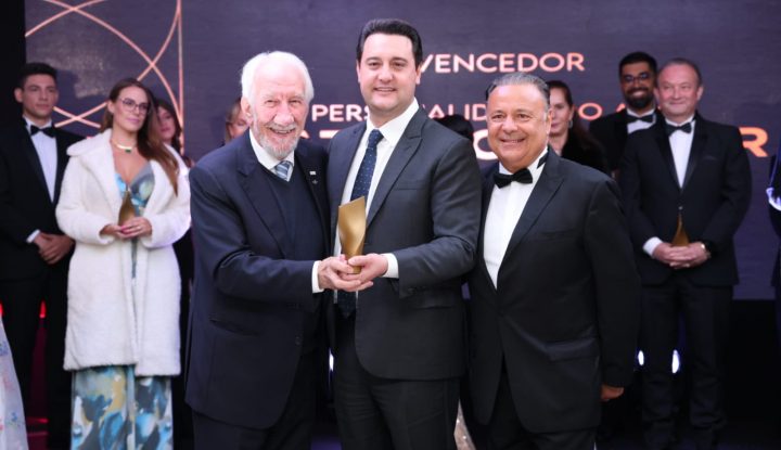 Governador Ratinho Júnior recebe Troféu Mário Petrelli como Personalidade TOPVIEW de 2023