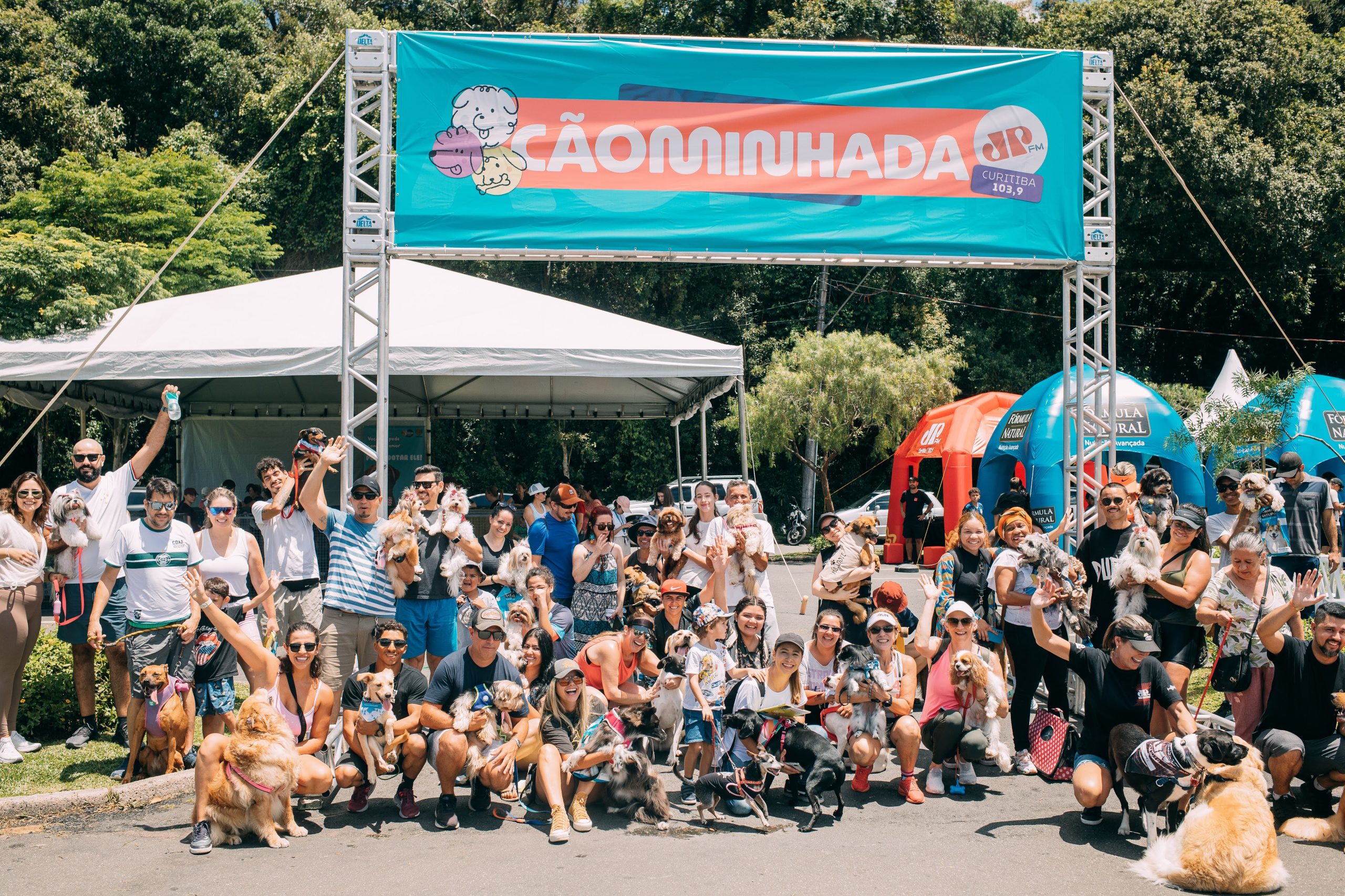 Cãominhada Jovem Pan atrai 5 mil pessoas e promove adoção e solidariedade no Parque Barigui